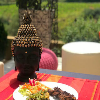 Brochettes kefta, poulet, viande à la table de Tétouan